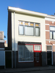 833648 Gezicht op het voormalige winkelpand Otterstraat 74 te Utrecht, met boven de etalageruit de tekst 'RUND- KALFS- ...